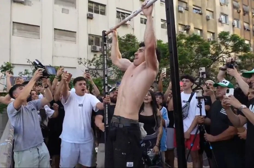 Ante Una Multitud En El Obelisco El Influencer Puntano Gero Arias